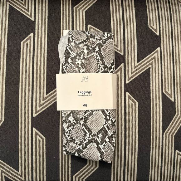NWT H&M White Snakeskin Coated Leggings Size XS - Picture 6 of 12